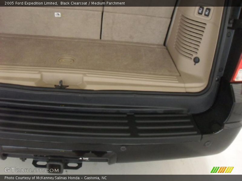 Black Clearcoat / Medium Parchment 2005 Ford Expedition Limited