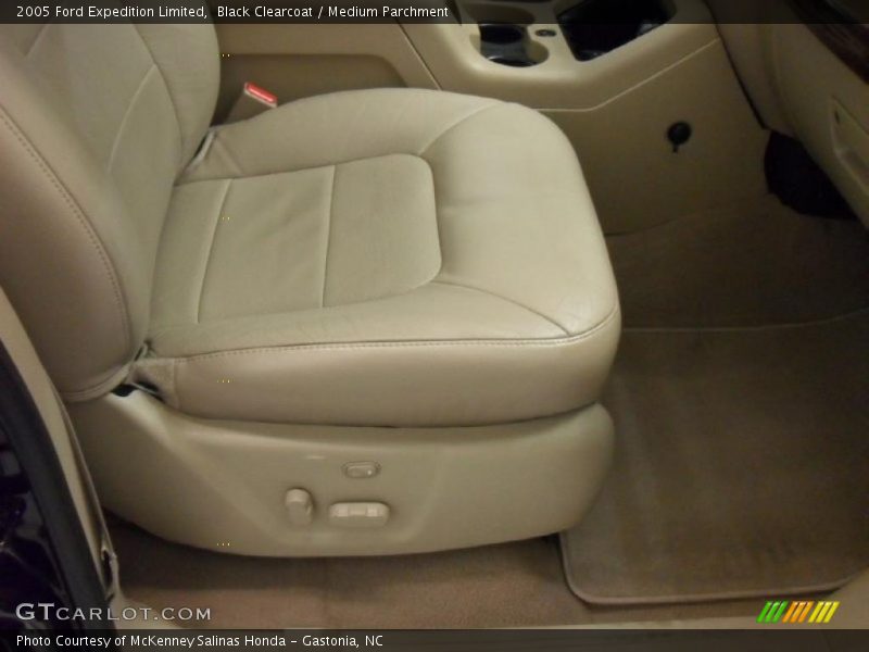 Black Clearcoat / Medium Parchment 2005 Ford Expedition Limited
