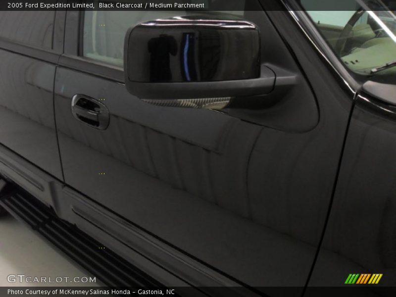 Black Clearcoat / Medium Parchment 2005 Ford Expedition Limited