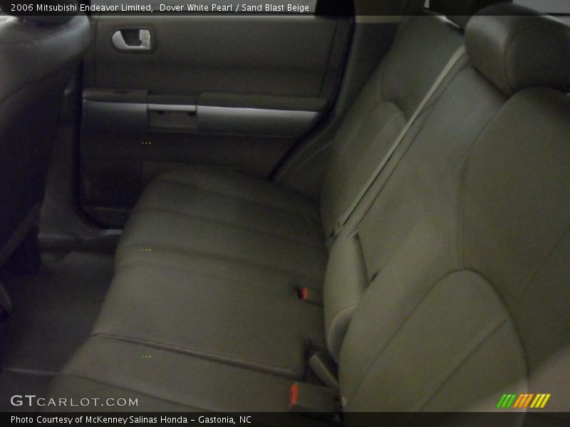 Dover White Pearl / Sand Blast Beige 2006 Mitsubishi Endeavor Limited