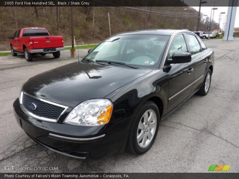 Front 3/4 View of 2005 Five Hundred SEL