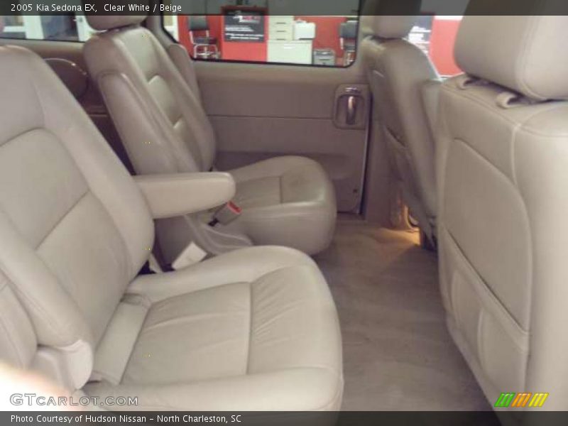 Clear White / Beige 2005 Kia Sedona EX