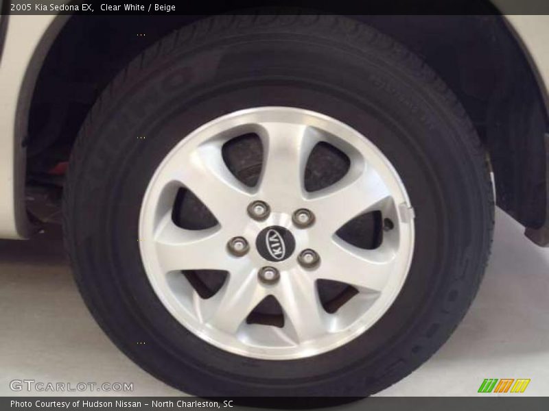 Clear White / Beige 2005 Kia Sedona EX