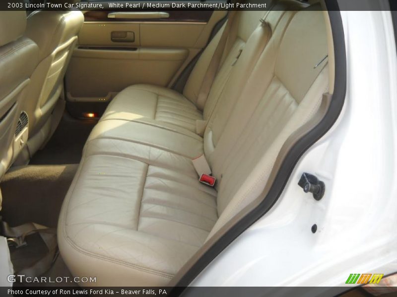  2003 Town Car Signature Medium Dark Parchment/Light Parchment Interior
