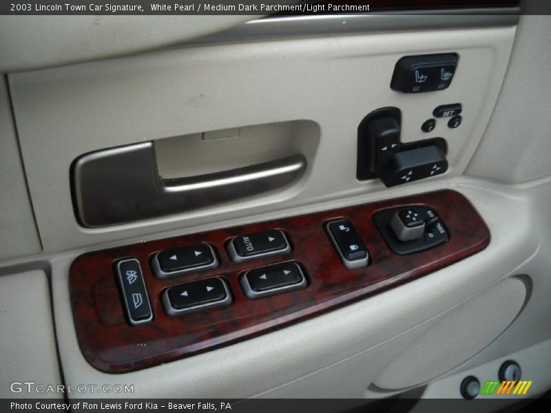 Controls of 2003 Town Car Signature