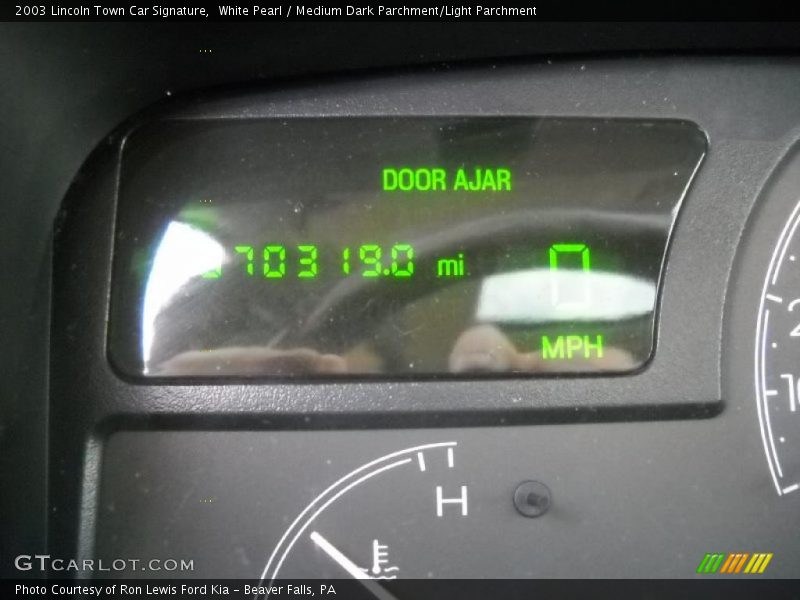 White Pearl / Medium Dark Parchment/Light Parchment 2003 Lincoln Town Car Signature
