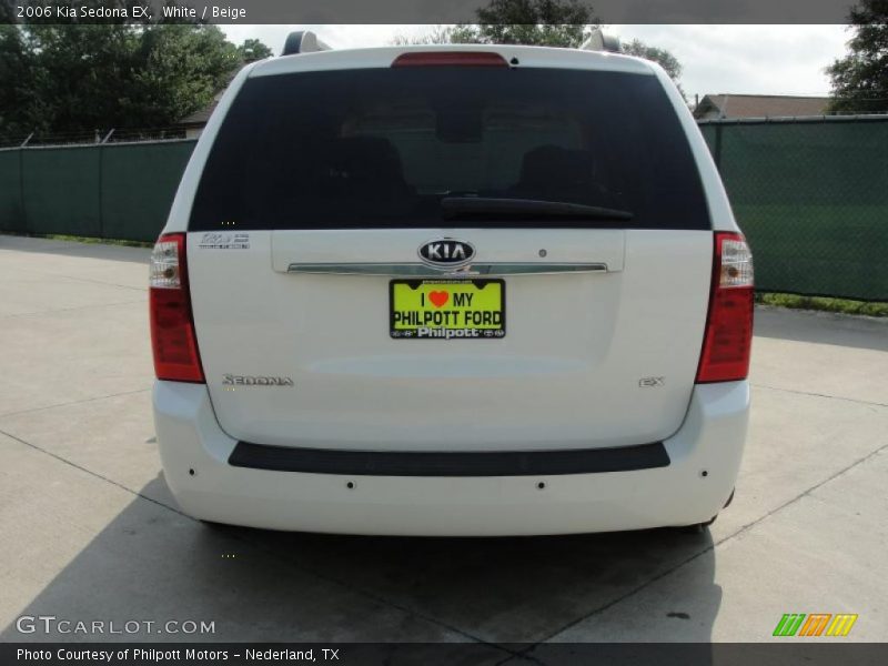 White / Beige 2006 Kia Sedona EX