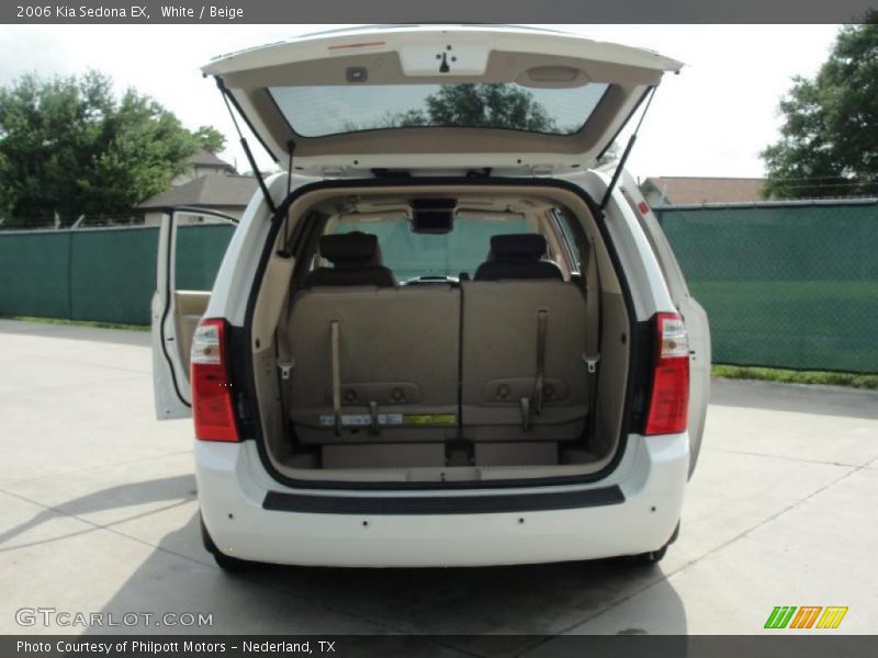 White / Beige 2006 Kia Sedona EX
