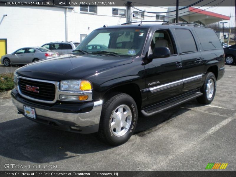 Front 3/4 View of 2004 Yukon XL 1500 SLT 4x4