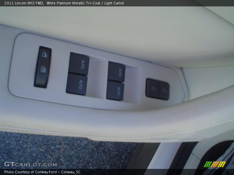 White Platinum Metallic Tri-Coat / Light Camel 2011 Lincoln MKS FWD