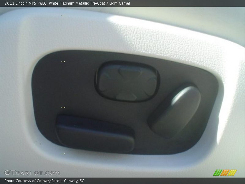White Platinum Metallic Tri-Coat / Light Camel 2011 Lincoln MKS FWD