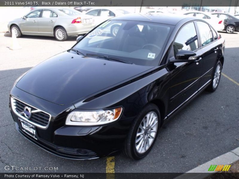 Front 3/4 View of 2011 S40 T5