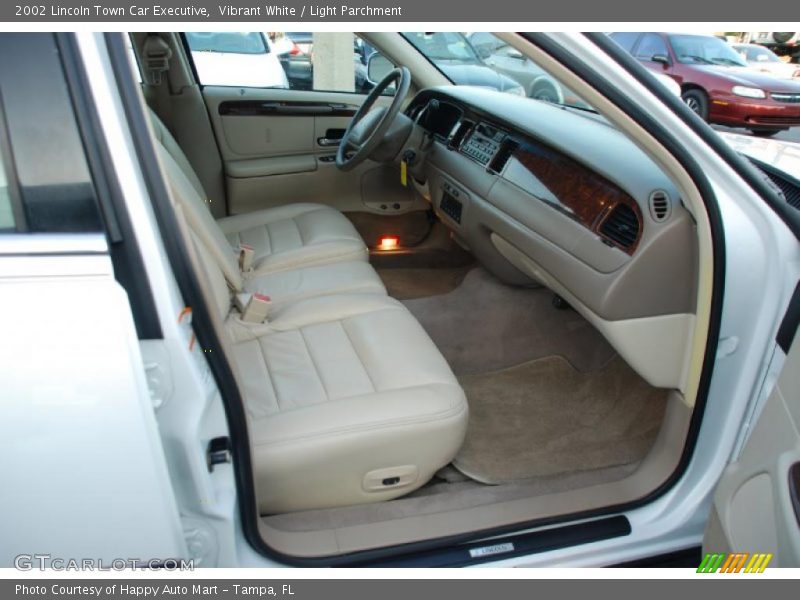 Vibrant White / Light Parchment 2002 Lincoln Town Car Executive