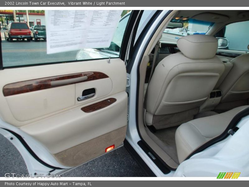 Vibrant White / Light Parchment 2002 Lincoln Town Car Executive