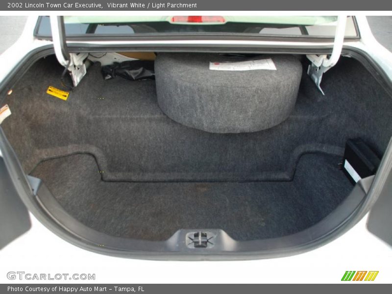 Vibrant White / Light Parchment 2002 Lincoln Town Car Executive