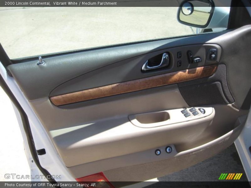 Vibrant White / Medium Parchment 2000 Lincoln Continental