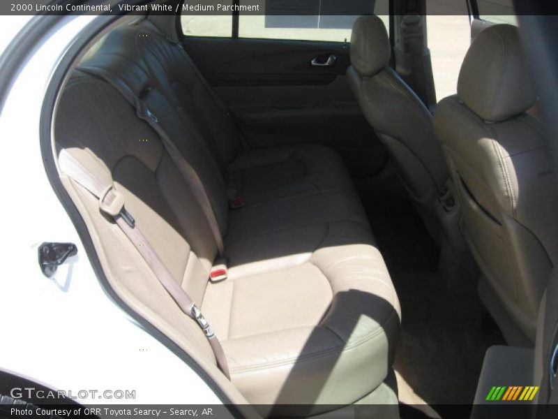 Vibrant White / Medium Parchment 2000 Lincoln Continental