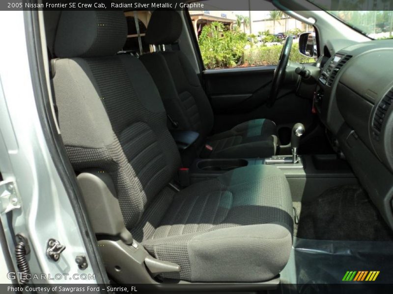 Radiant Silver Metallic / Graphite 2005 Nissan Frontier SE Crew Cab