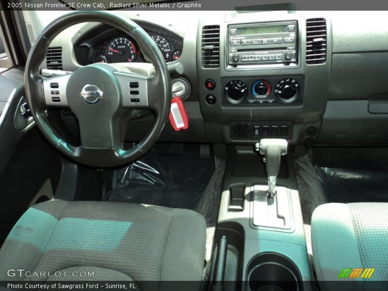 Radiant Silver Metallic / Graphite 2005 Nissan Frontier SE Crew Cab