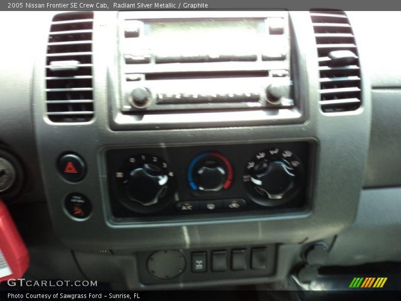 Radiant Silver Metallic / Graphite 2005 Nissan Frontier SE Crew Cab