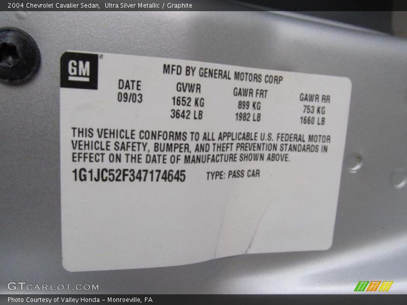 Ultra Silver Metallic / Graphite 2004 Chevrolet Cavalier Sedan