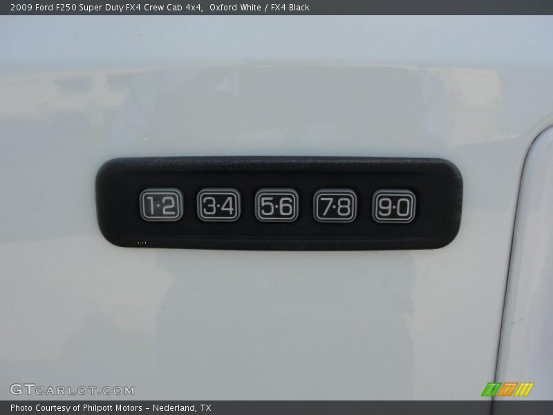 Oxford White / FX4 Black 2009 Ford F250 Super Duty FX4 Crew Cab 4x4