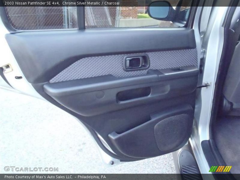 Chrome Silver Metallic / Charcoal 2003 Nissan Pathfinder SE 4x4