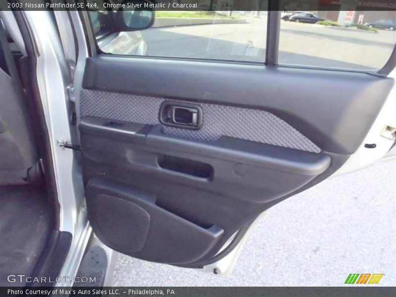 Chrome Silver Metallic / Charcoal 2003 Nissan Pathfinder SE 4x4