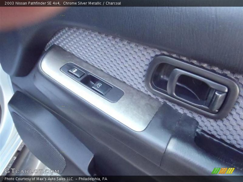 Chrome Silver Metallic / Charcoal 2003 Nissan Pathfinder SE 4x4