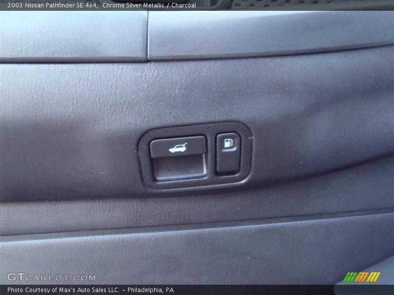 Chrome Silver Metallic / Charcoal 2003 Nissan Pathfinder SE 4x4