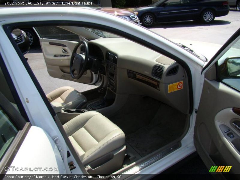 White / Taupe/Light Taupe 2002 Volvo S40 1.9T