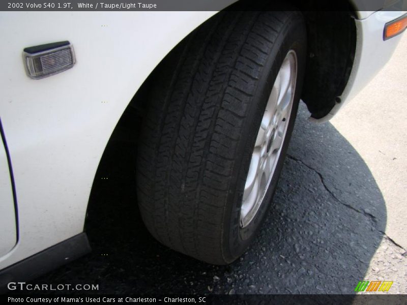 White / Taupe/Light Taupe 2002 Volvo S40 1.9T