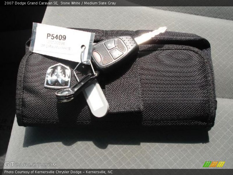 Stone White / Medium Slate Gray 2007 Dodge Grand Caravan SE