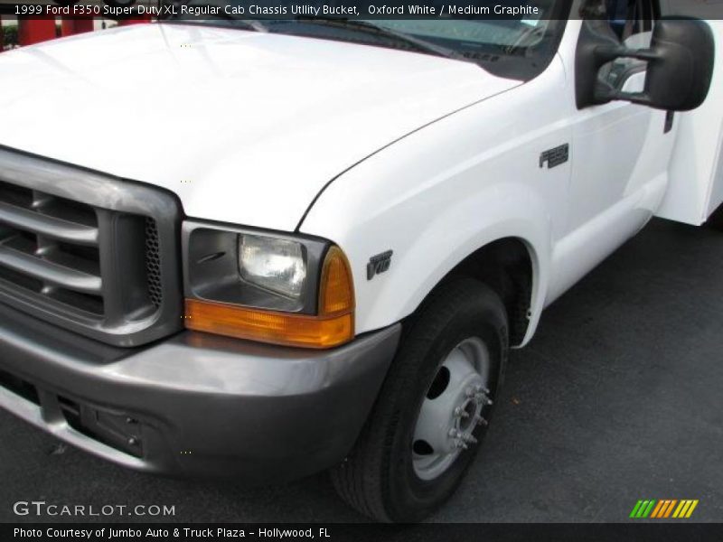 Oxford White / Medium Graphite 1999 Ford F350 Super Duty XL Regular Cab Chassis Utllity Bucket