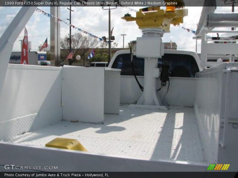 Oxford White / Medium Graphite 1999 Ford F350 Super Duty XL Regular Cab Chassis Utllity Bucket