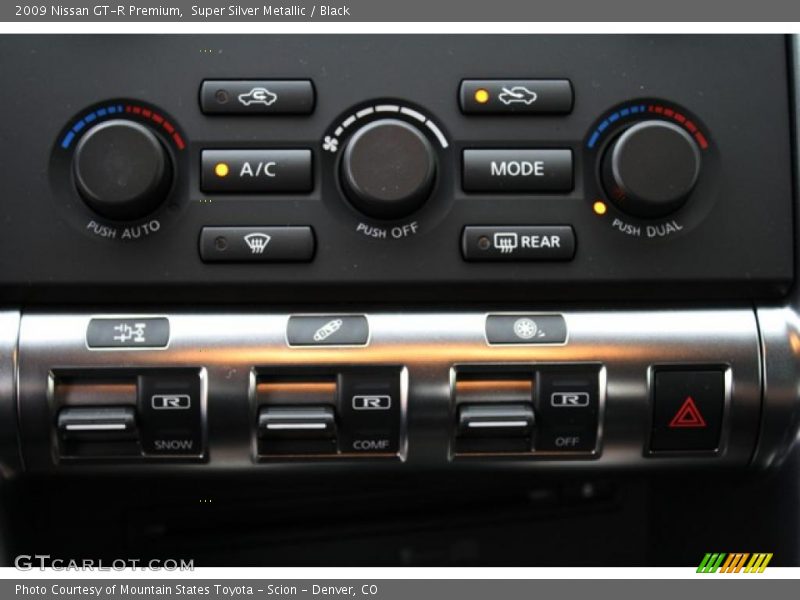 Controls of 2009 GT-R Premium