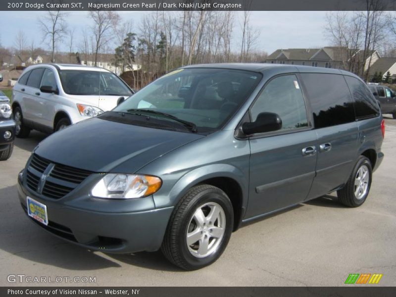 Front 3/4 View of 2007 Caravan SXT