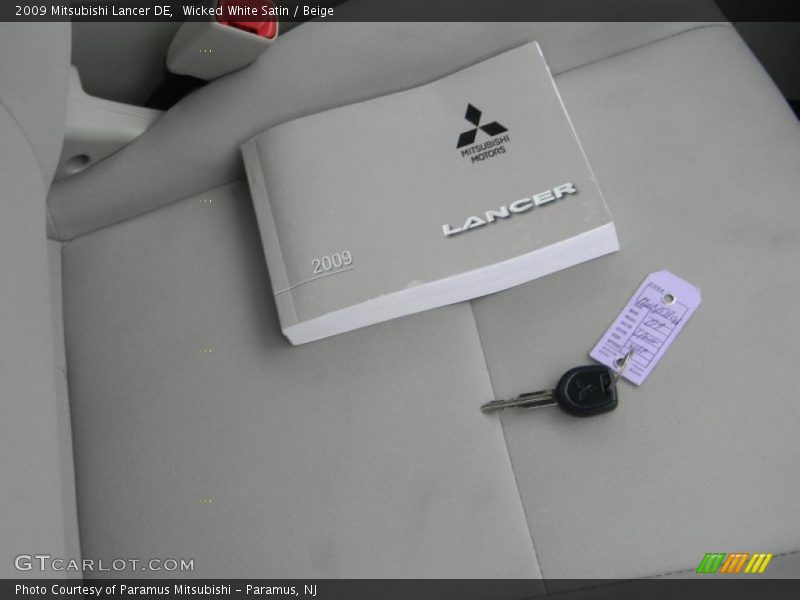Wicked White Satin / Beige 2009 Mitsubishi Lancer DE