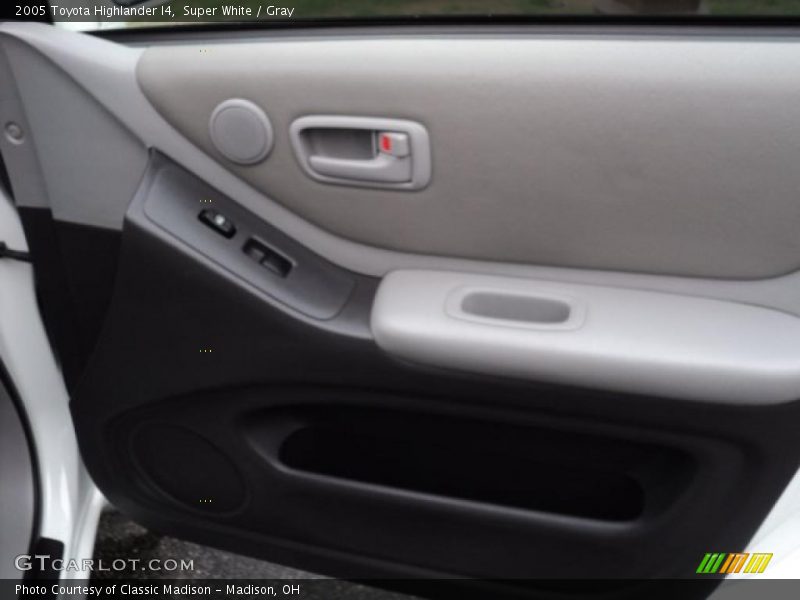 Super White / Gray 2005 Toyota Highlander I4