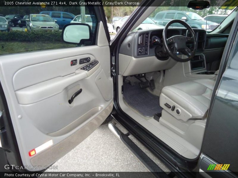 Dark Gray Metallic / Gray/Dark Charcoal 2005 Chevrolet Avalanche Z71 4x4