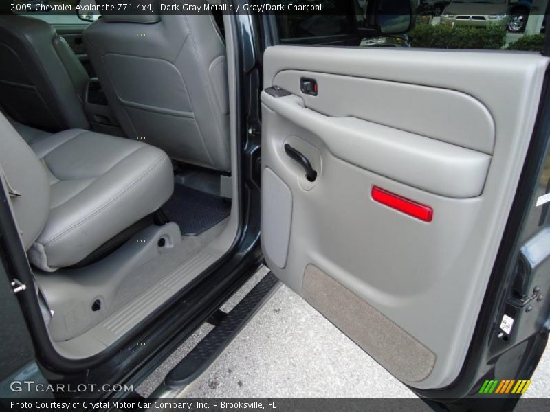Dark Gray Metallic / Gray/Dark Charcoal 2005 Chevrolet Avalanche Z71 4x4