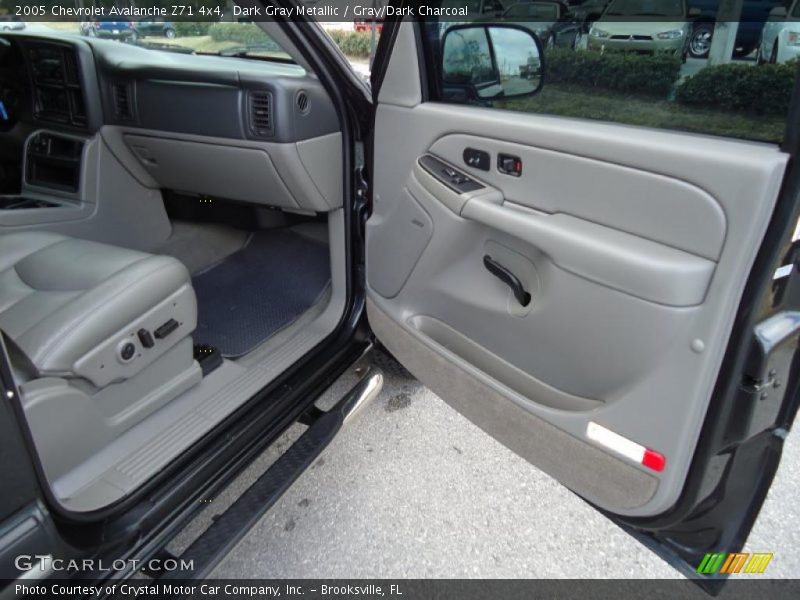 Dark Gray Metallic / Gray/Dark Charcoal 2005 Chevrolet Avalanche Z71 4x4