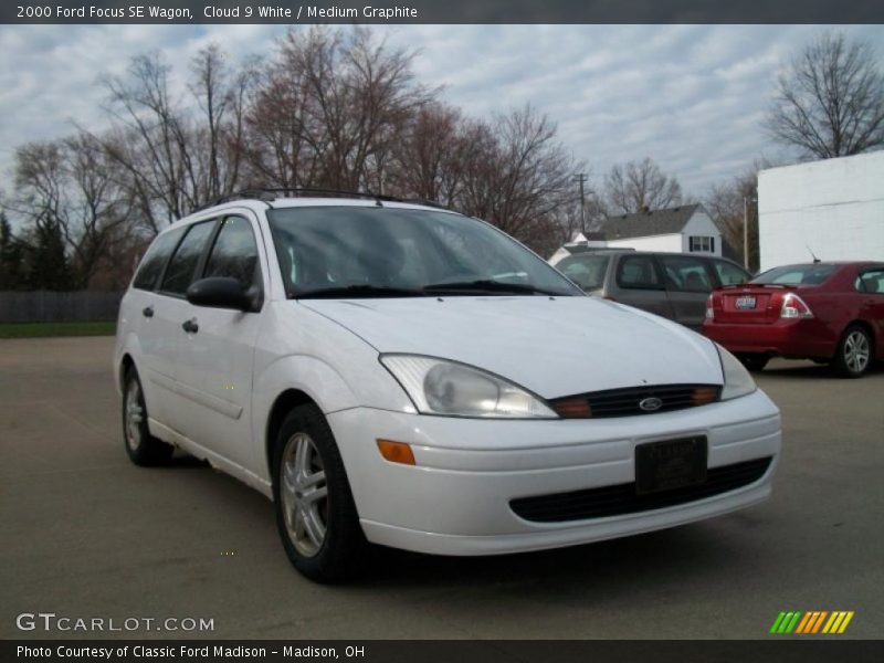 Cloud 9 White / Medium Graphite 2000 Ford Focus SE Wagon