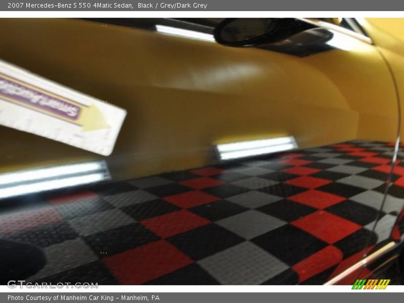 Black / Grey/Dark Grey 2007 Mercedes-Benz S 550 4Matic Sedan