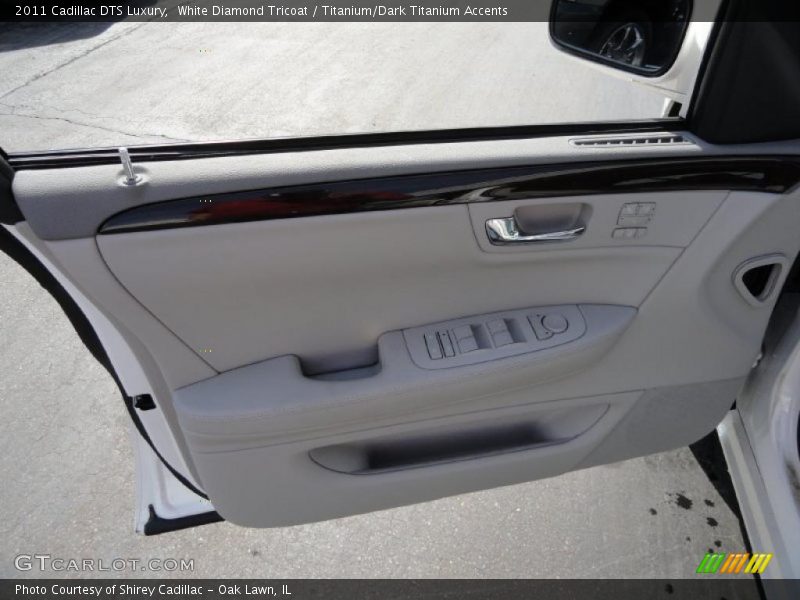 White Diamond Tricoat / Titanium/Dark Titanium Accents 2011 Cadillac DTS Luxury