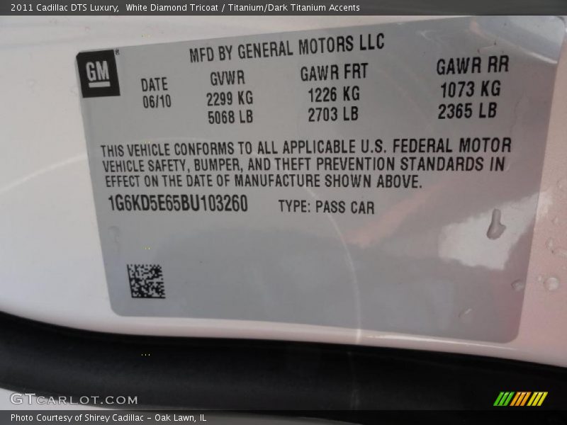 White Diamond Tricoat / Titanium/Dark Titanium Accents 2011 Cadillac DTS Luxury