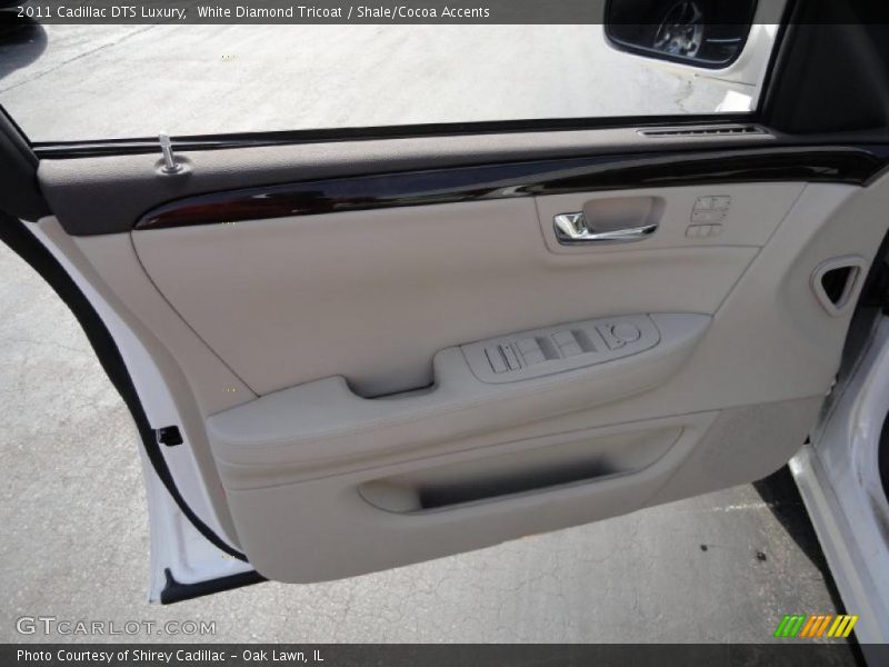 White Diamond Tricoat / Shale/Cocoa Accents 2011 Cadillac DTS Luxury