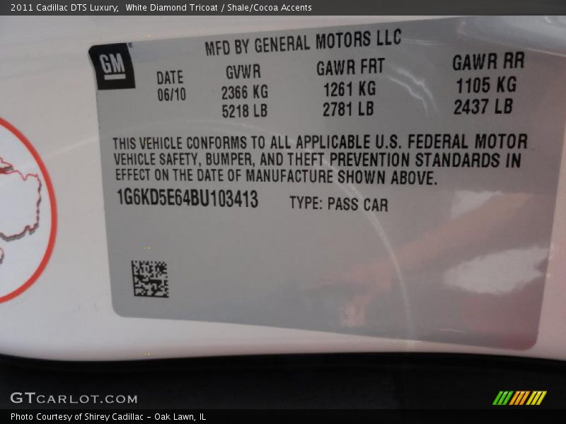 White Diamond Tricoat / Shale/Cocoa Accents 2011 Cadillac DTS Luxury