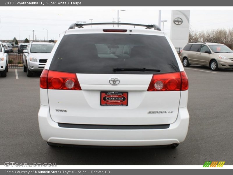 Super White / Taupe 2010 Toyota Sienna LE