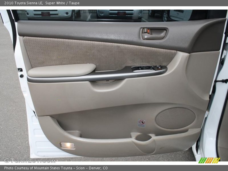 Super White / Taupe 2010 Toyota Sienna LE